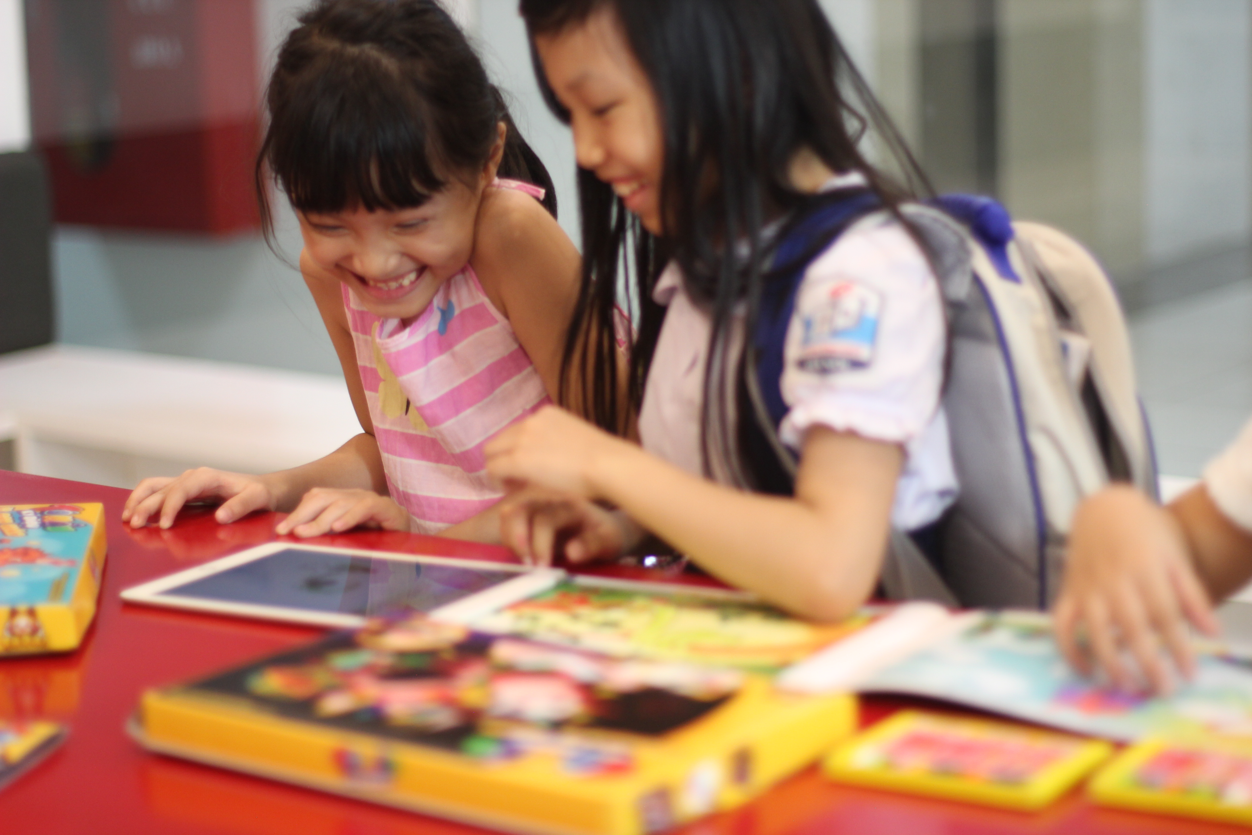 Trải nghiệm thú vị của trẻ em với bộ sách tô màu tương tác thực tế ảo